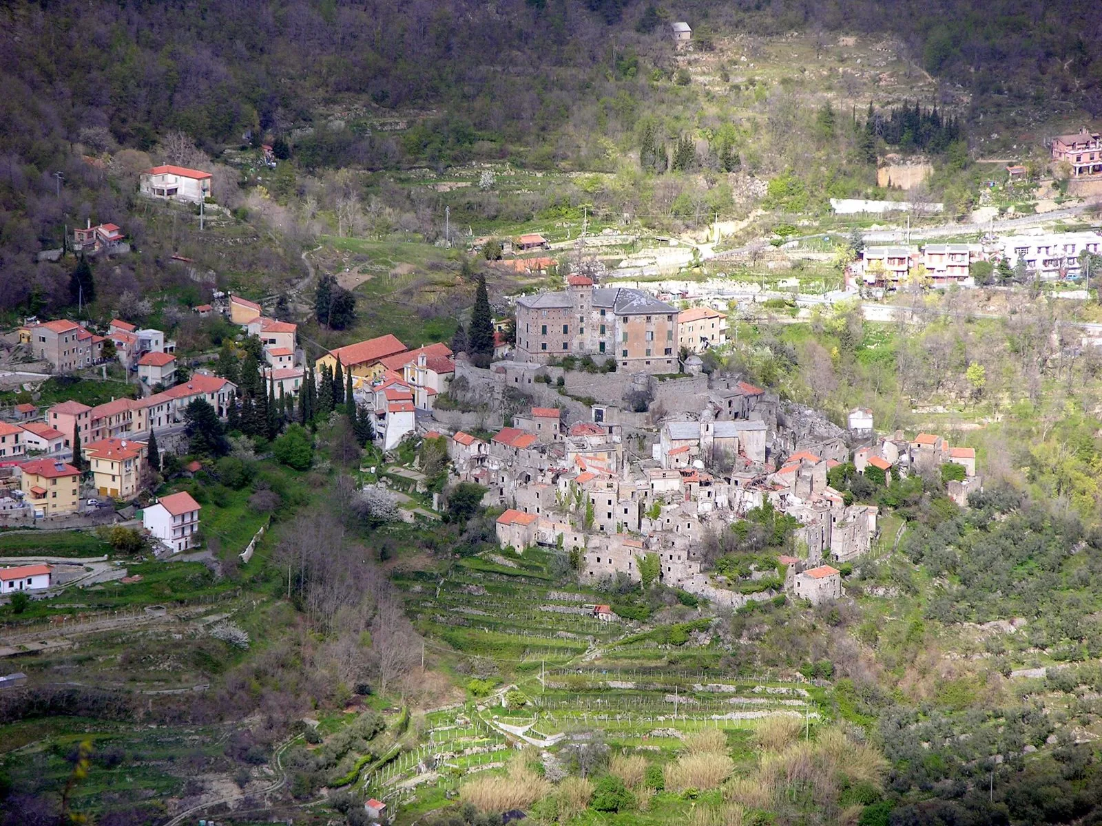 Panorama del borgo di Balestrino con il castello e le case in pietra tra uliveti terrazzati
