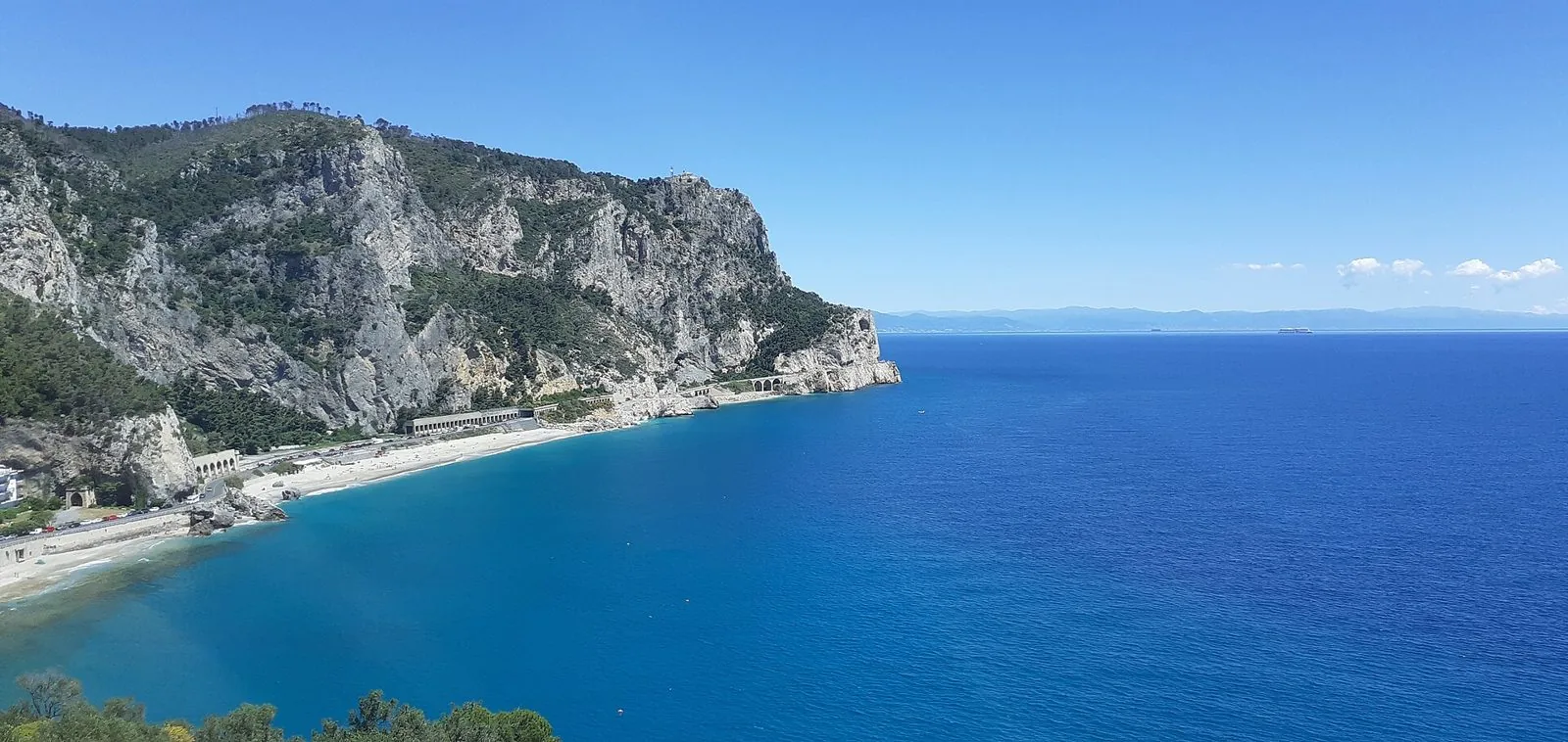 Capo Noli e la Baia dei Saraceni visti dall'alto di Varigotti, con il mare blu e le falesie calcaree