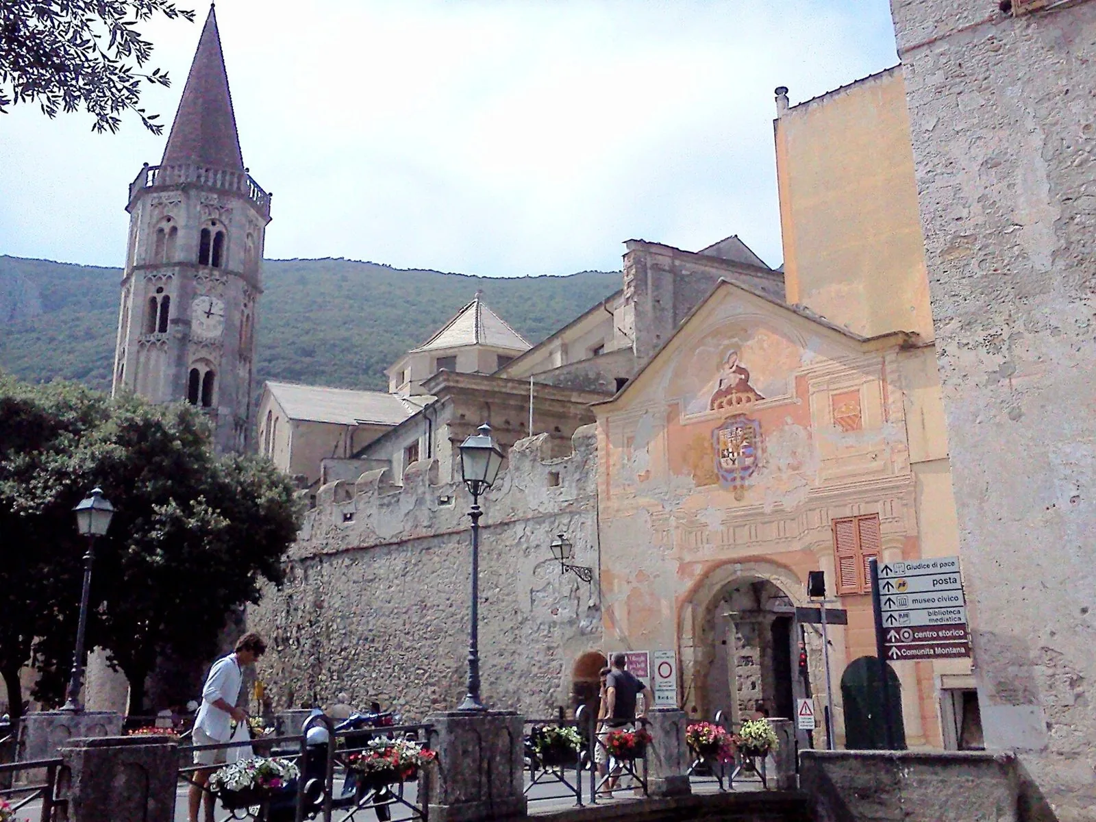 Le mura di Finalborgo con la Porta Reale affrescata e il campanile ottagonale della basilica di San Biagio
