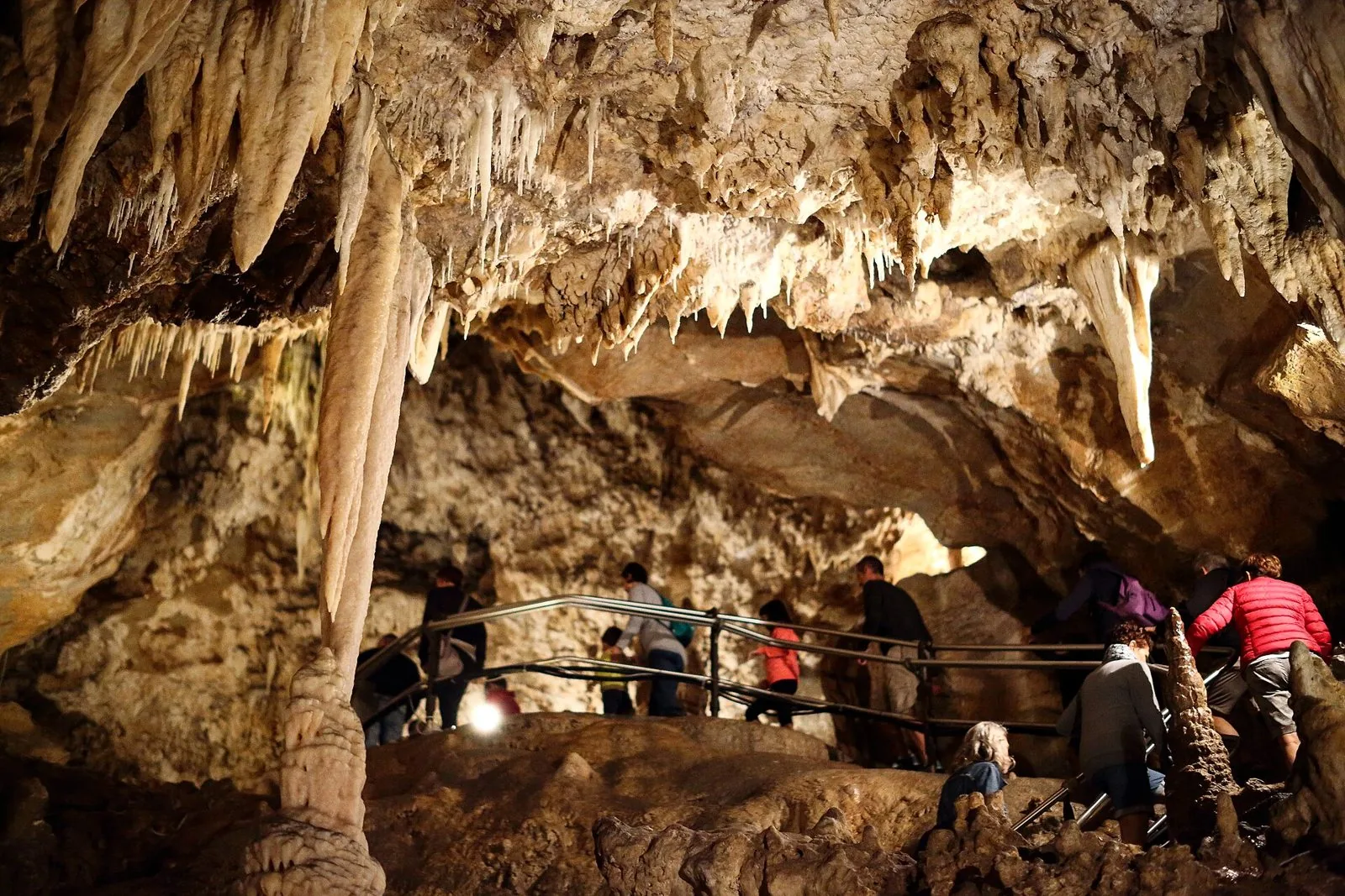 Sala con stalattiti e stalagmiti lungo il percorso attrezzato delle Grotte di Toirano