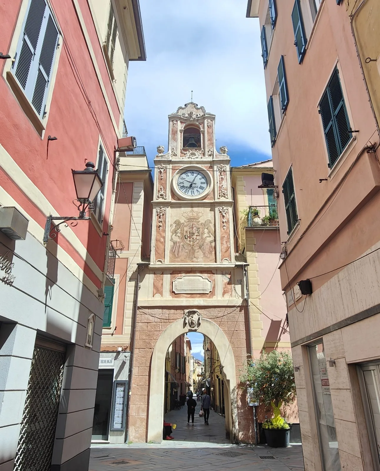 Porta Passorino con la torre dell'orologio e lo stemma, vista dal caruggio del centro storico di Loano