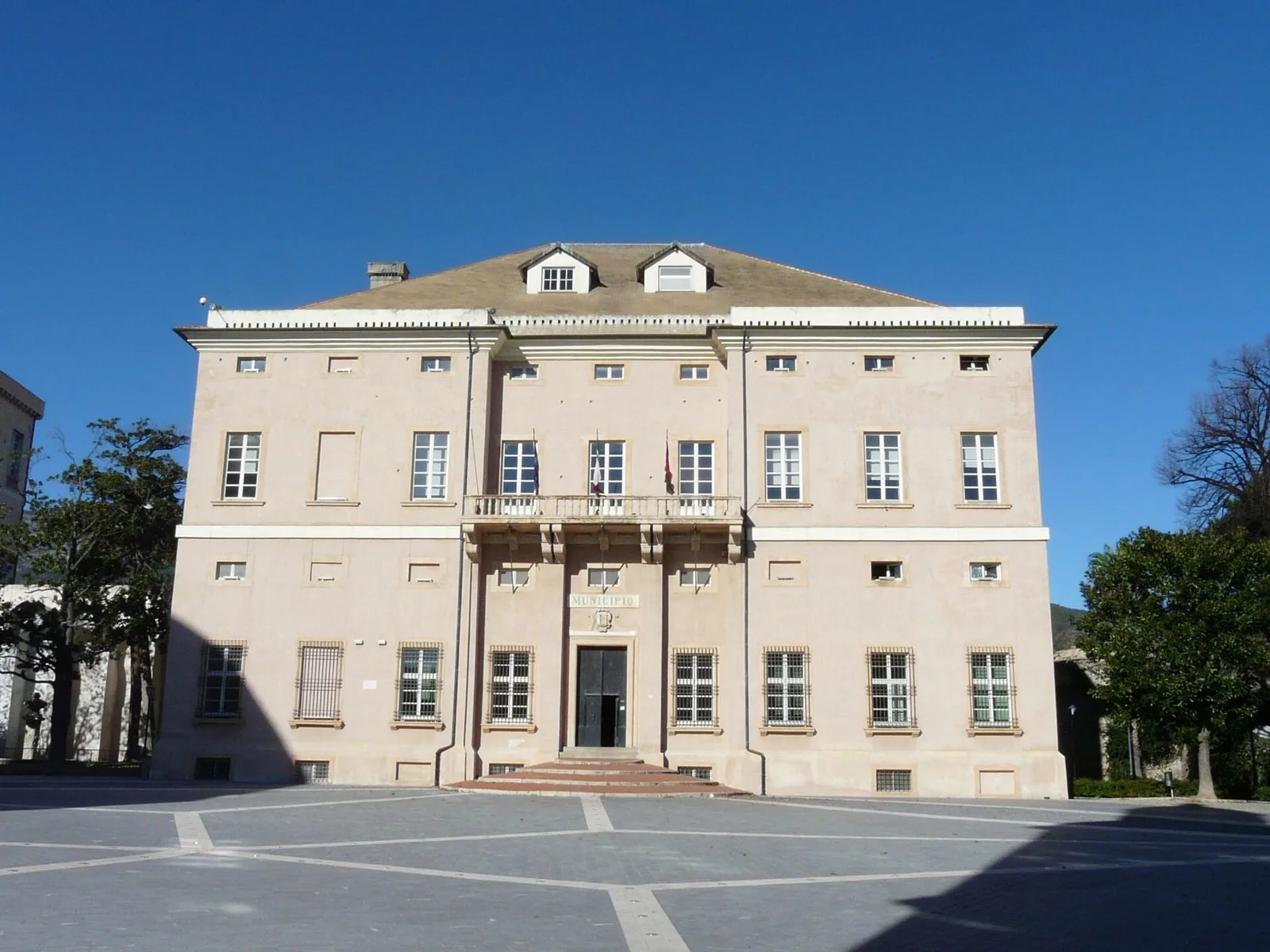 Facciata di Palazzo Doria a Loano, sede del Municipio, sotto un cielo azzurro
