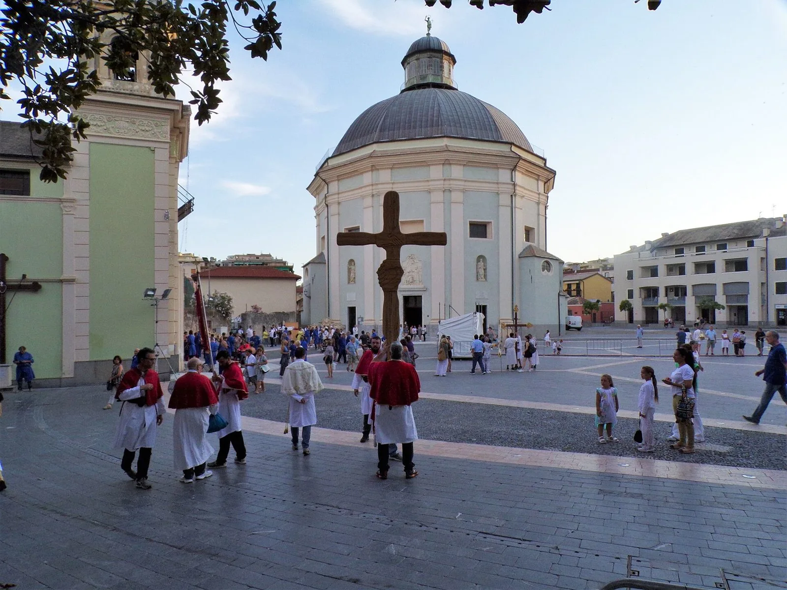 Confratelli con il crocifisso in piazza Italia a Loano durante la processione della Madonna della Visitazione