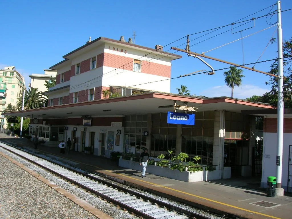 Il fabbricato viaggiatori della stazione ferroviaria di Loano visto dai binari